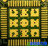 這也是不好的通孔設(shè)計，但部份通孔已經(jīng)用綠漆(mask)蓋上，但仍有部份通孔未塞孔。 