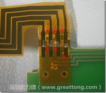 這張圖所顯示的,PCBA工廠實(shí)際進(jìn)行HotBar(熱壓熔錫焊接)焊接的時(shí)候,經(jīng)常會(huì)出現(xiàn)這類焊墊之間短路的問(wèn)題,下面的圖示為比較嚴(yán)重的案例,大部分都只有部份溢錫,但這對(duì)品質(zhì)信賴杜已經(jīng)產(chǎn)生了及大的為害,既使現(xiàn)在測(cè)試沒有出現(xiàn)問(wèn)題,難保在高溫膏濕的環(huán)境下不會(huì)出現(xiàn)電子遷移(Electromigration)的現(xiàn)象。