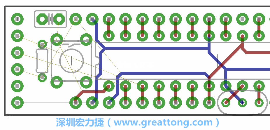 到目前為止，你應(yīng)該只剩下四個(gè)部分還未進(jìn)行布線，10K重置上拉電阻器、重置電容和1×6的序列排針。